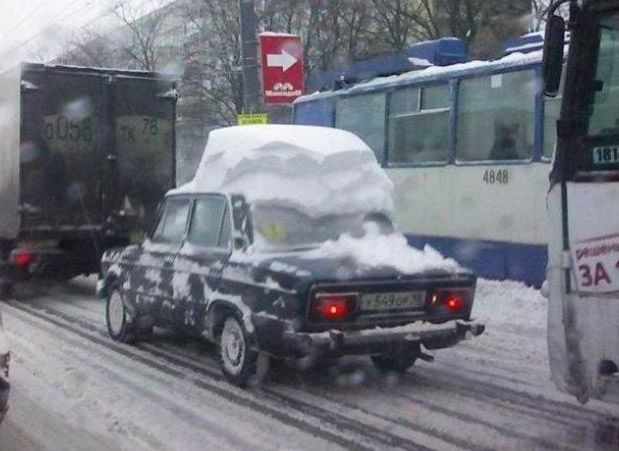 Как правильно избавиться от снега и льда на стекле авто